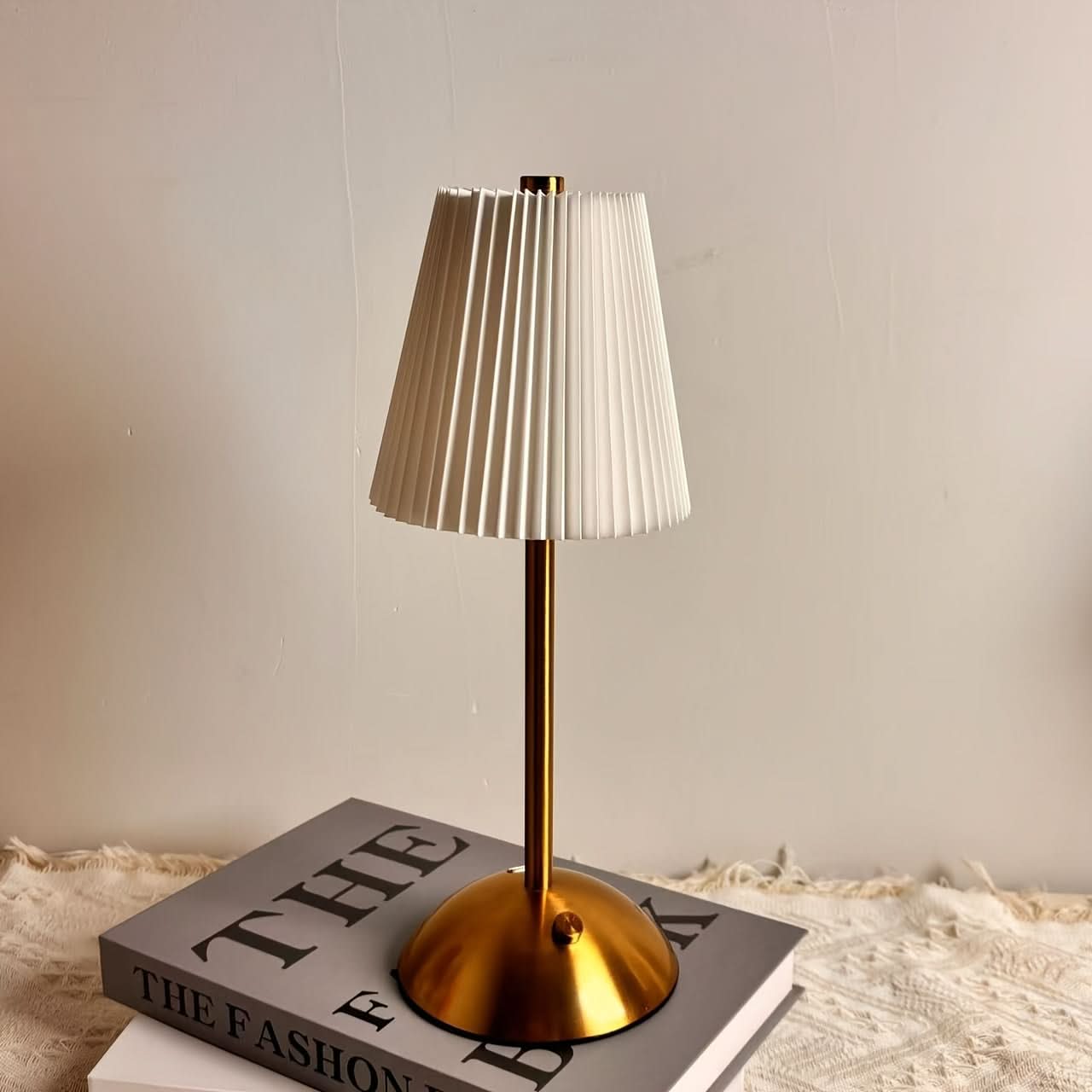 LUNAPLEAT – Wireless Bedside Lamp with Three Color Dimming