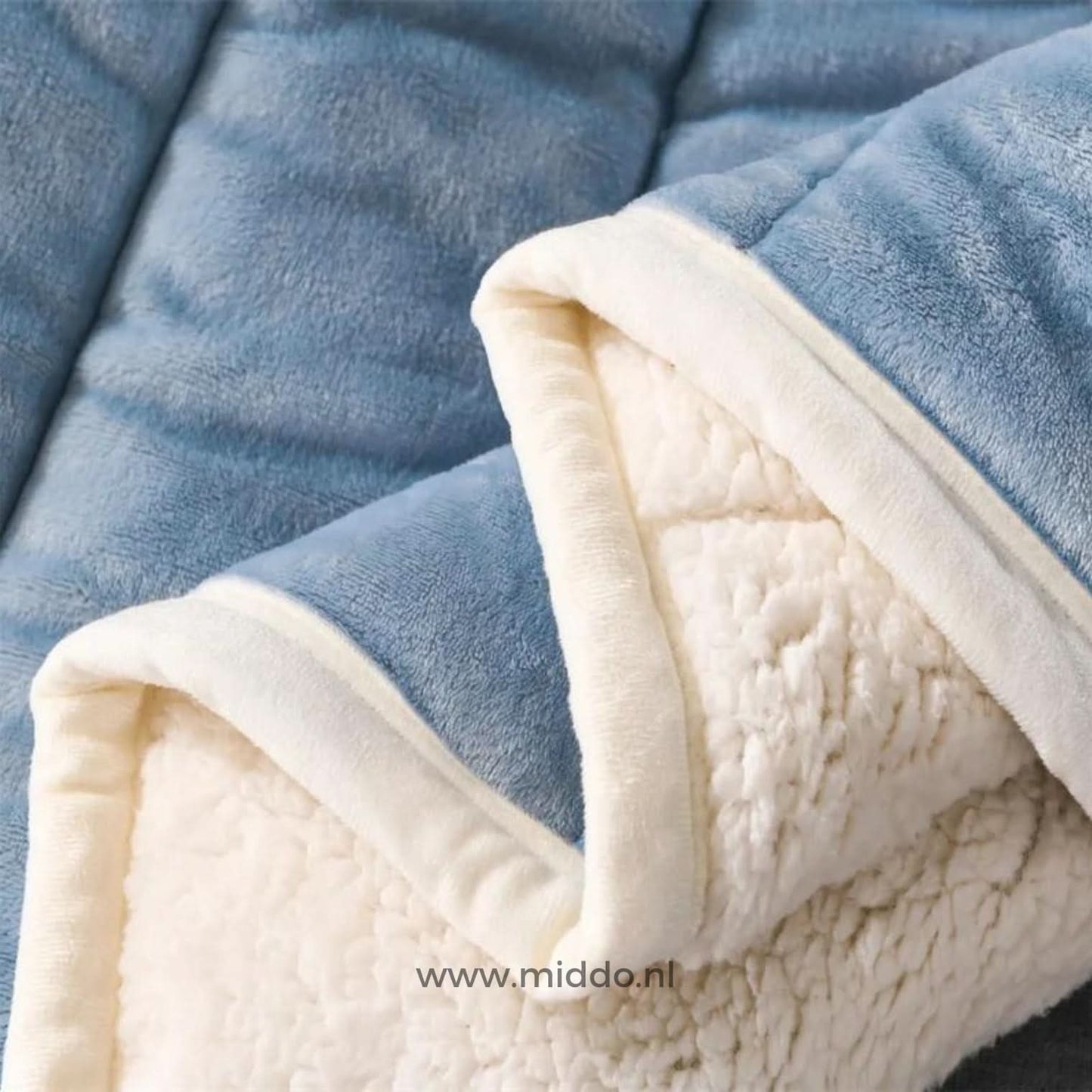 COZYFROST – Fleece Blanket for Comfortable Winter Relaxation