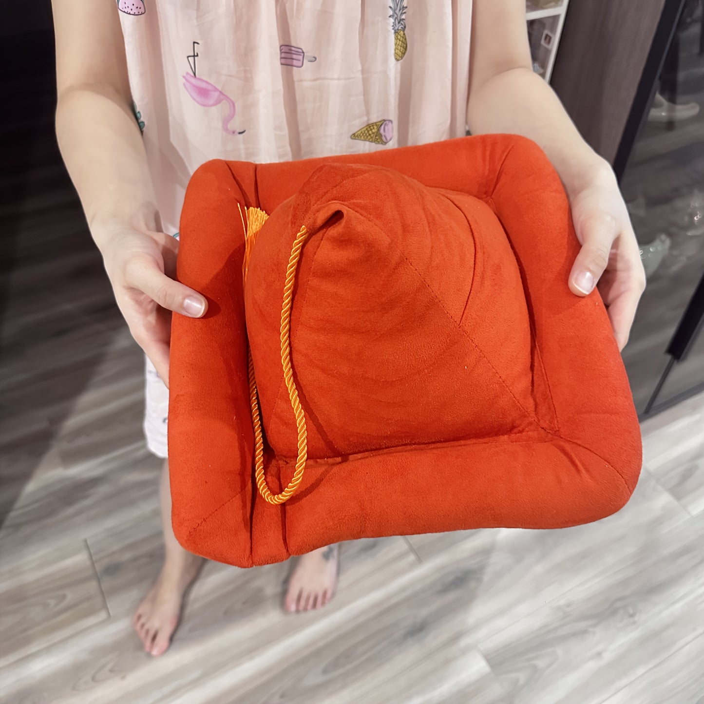 READIPAD – Pyramid Reading Pillow Stand