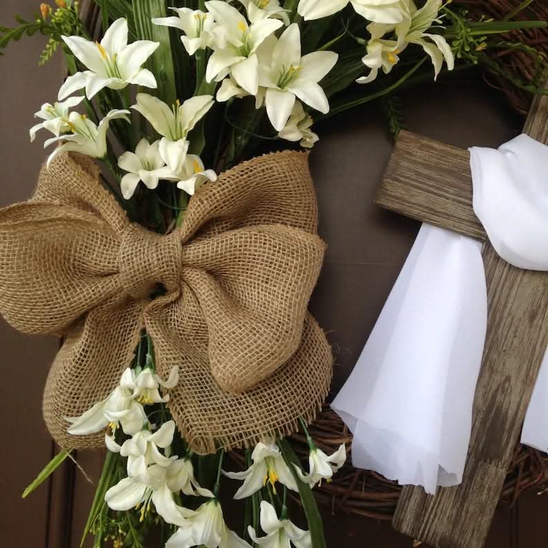 CROSSCREST – Wreath and Cross Decor for Elegant Wall Styling