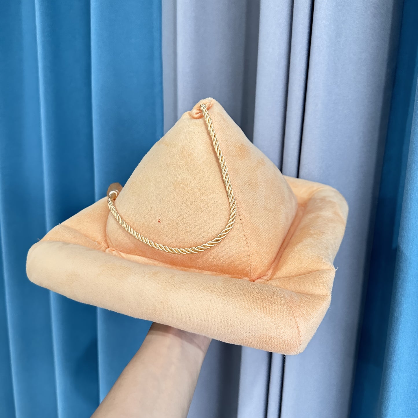 READIPAD – Pyramid Reading Pillow Stand