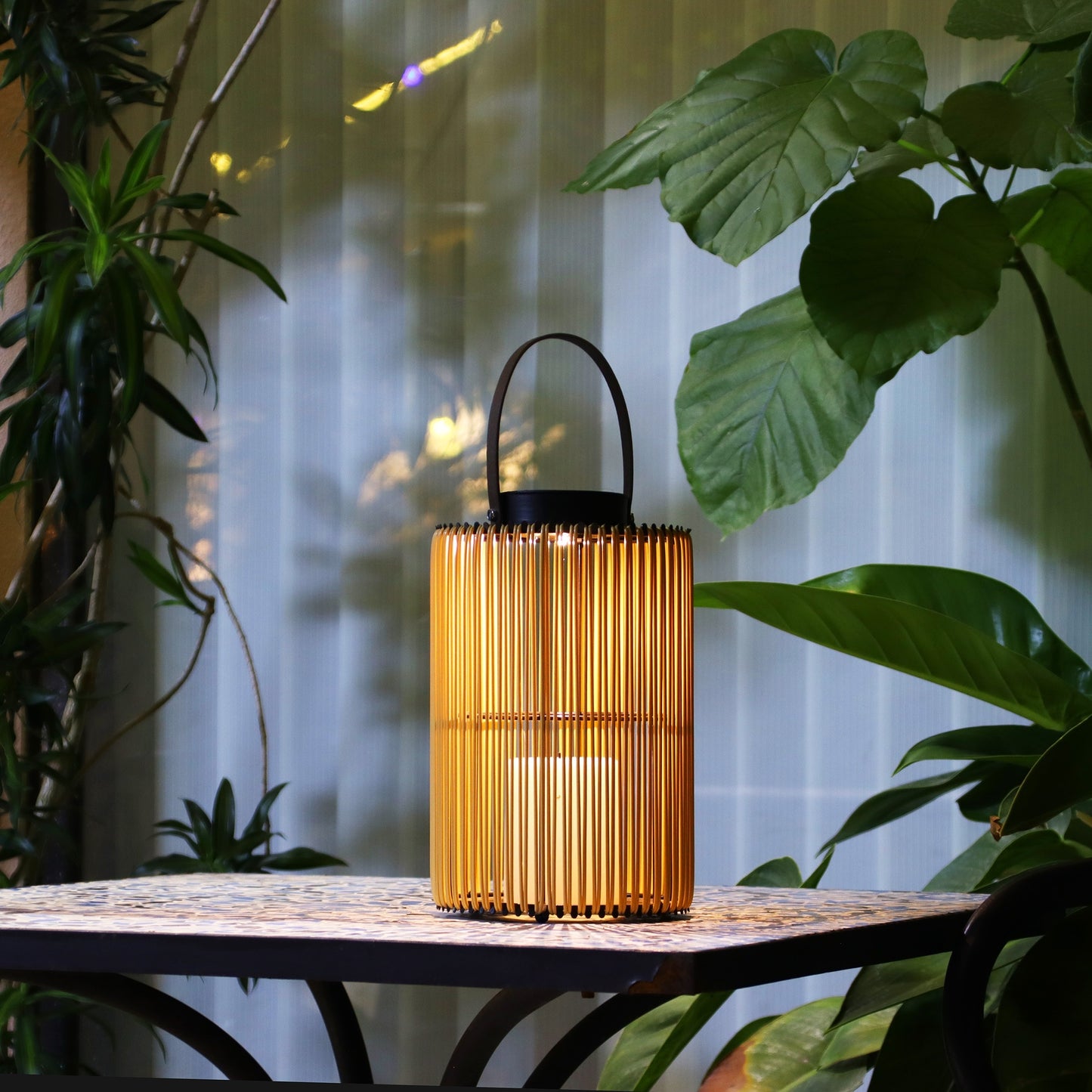 LUNARIA – Portable Solar Lantern for Patio and Lawn Lighting