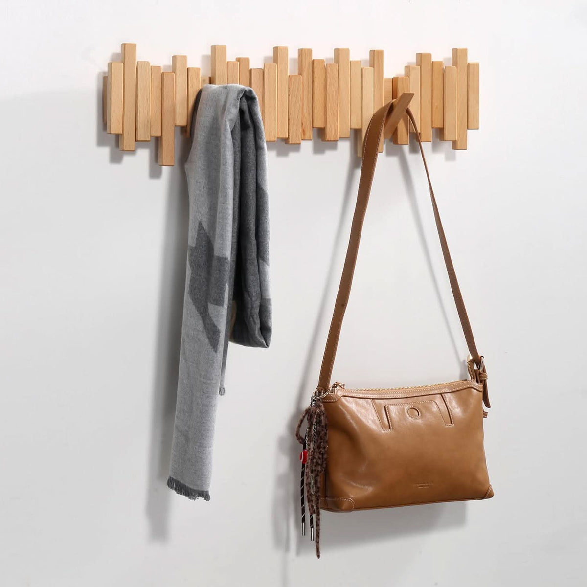 PIANOVEX – Klavier-inspirierte Wandgarderobe mit klappbaren Haken