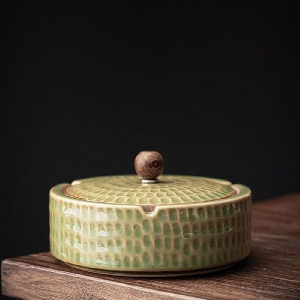 CERAVEX – Minimalist Ashtray with Elegant Wooden Lid