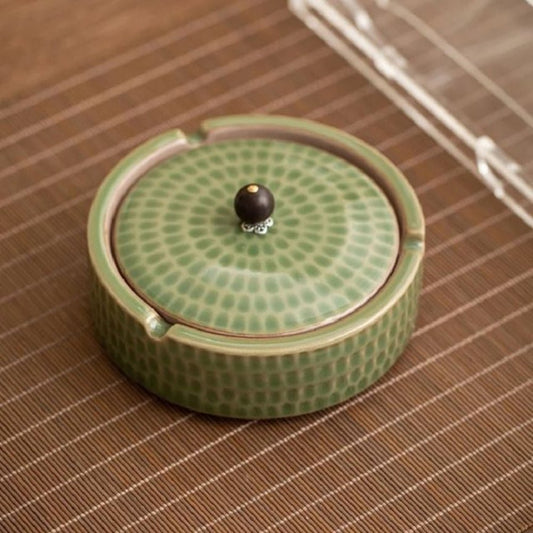 CERAVEX – Minimalist Ashtray with Elegant Wooden Lid