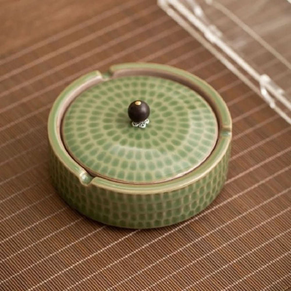 CERAVEX – Minimalist Ashtray with Elegant Wooden Lid