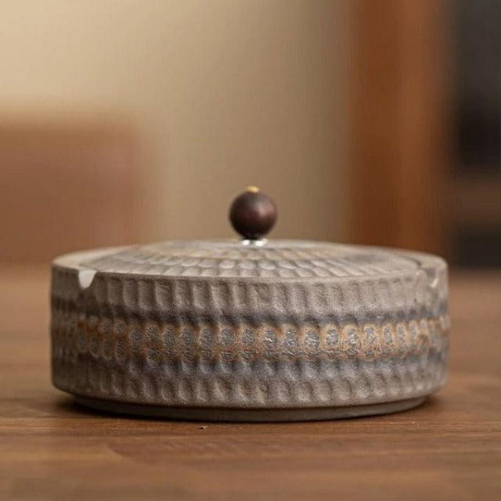 CERAVEX – Minimalist Ashtray with Elegant Wooden Lid