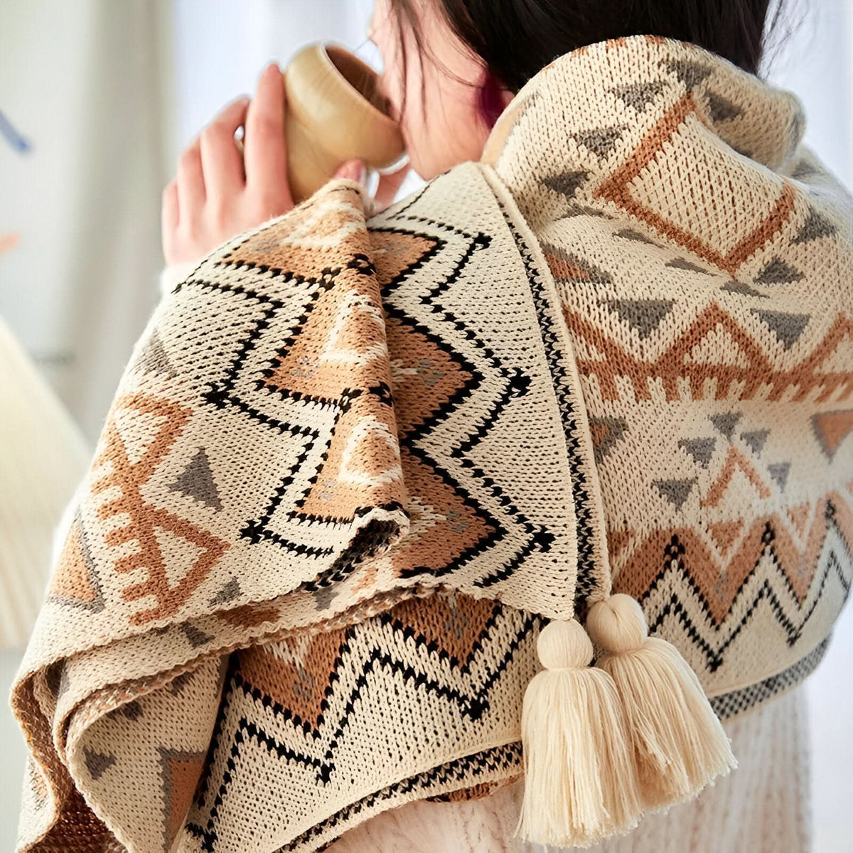 FRINGELLE – Geometric Fringe Blanket for Cozy Decorative Flair