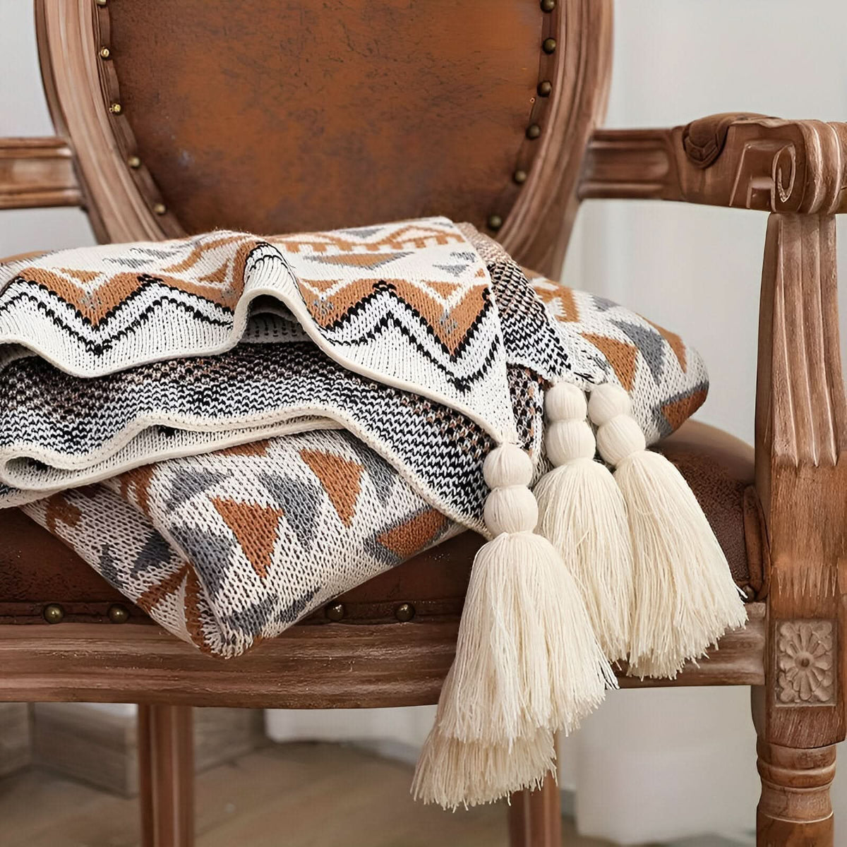 FRINGELLE – Geometric Fringe Blanket for Cozy Decorative Flair