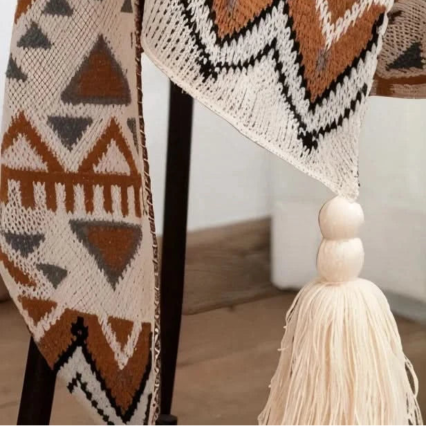FRINGELLE – Geometric Fringe Blanket for Cozy Decorative Flair