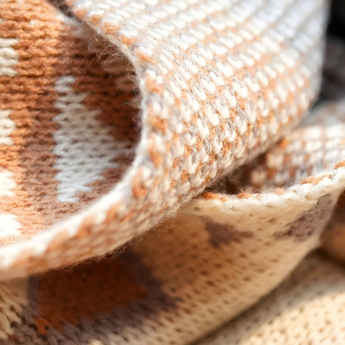 FRINGELLE – Geometric Fringe Blanket for Cozy Decorative Flair