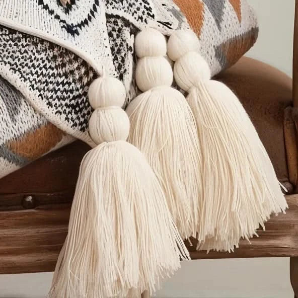 FRINGELLE – Geometric Fringe Blanket for Cozy Decorative Flair