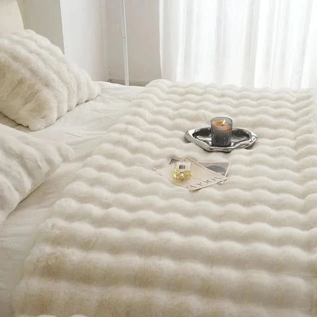 CURVORA – Skulpturelt plaid til hyggelige, moderne rum