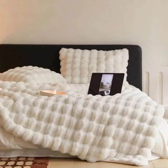 CURVORA – Skulpturelt plaid til hyggelige, moderne rum