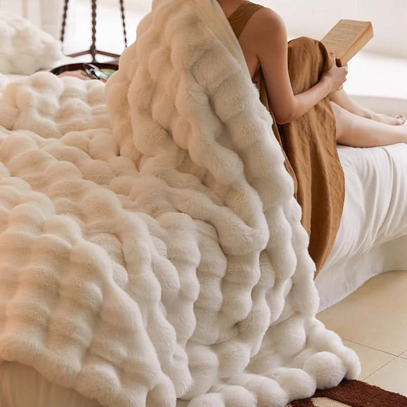 LUSHMIRELIA – Plush Blanket for Warm and Inviting Bedroom Decor
