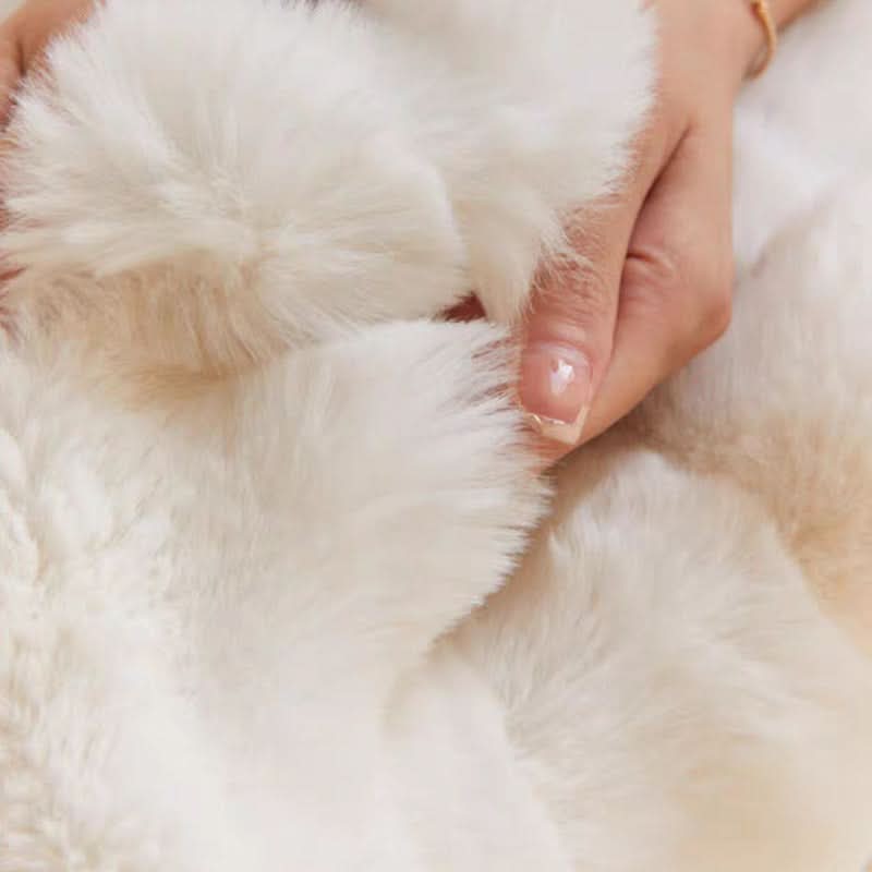 LUSHMIRELIA – Plush Blanket for Warm and Inviting Bedroom Decor