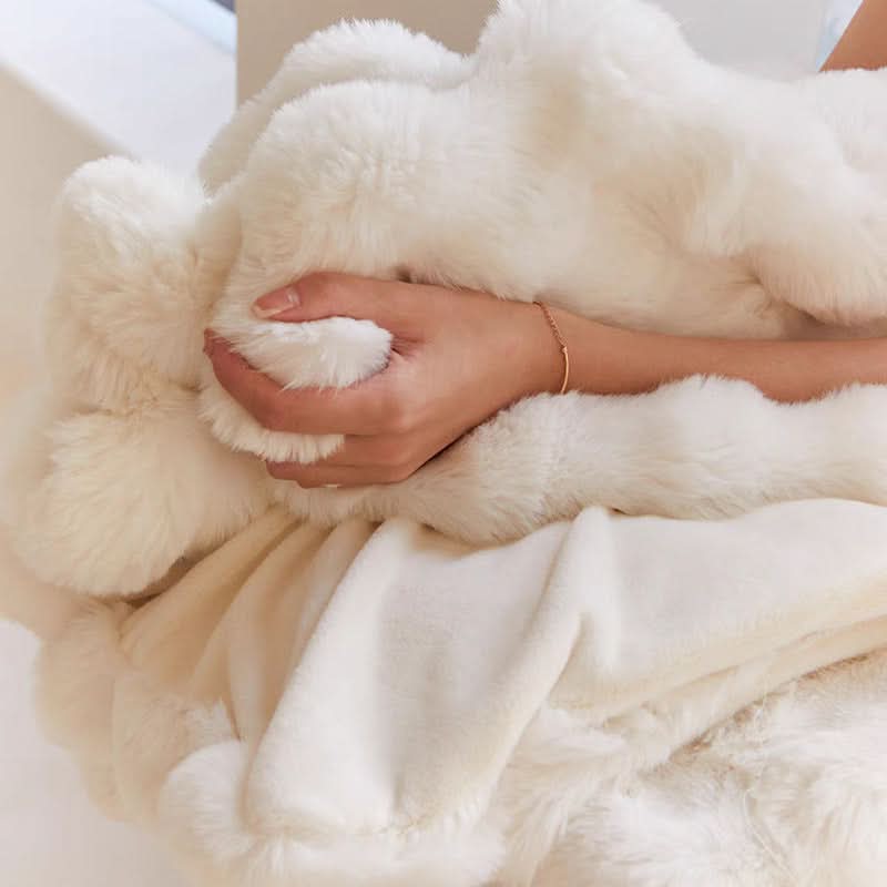 LUSHMIRELIA – Plush Blanket for Warm and Inviting Bedroom Decor