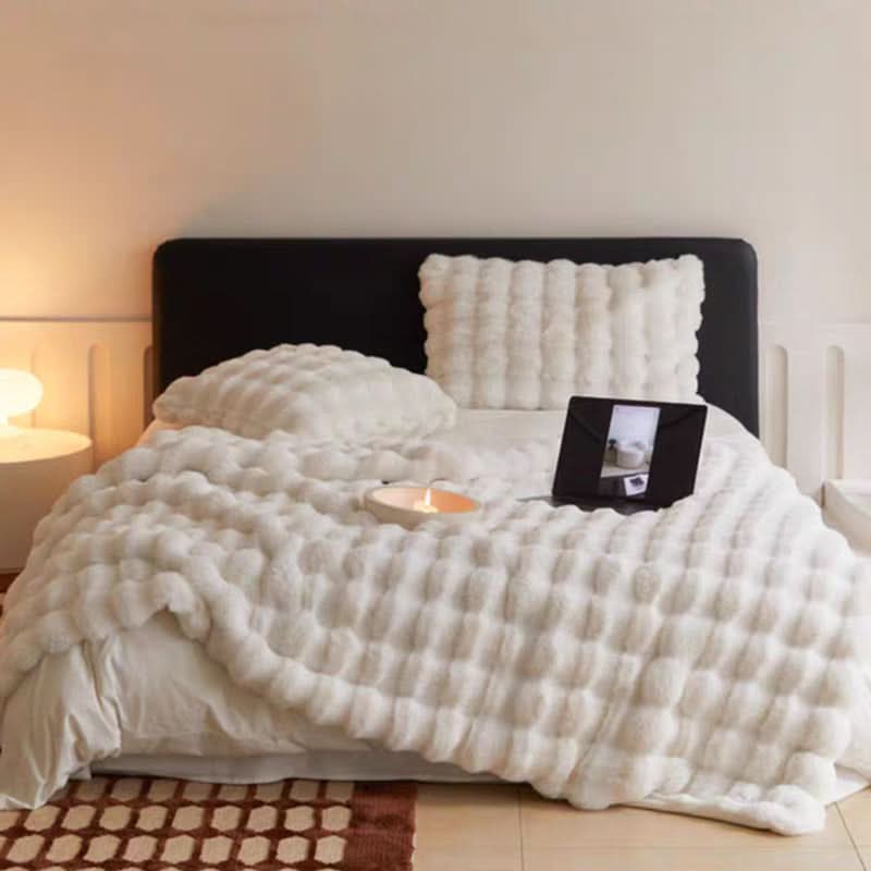 LUSHMIRELIA – Plush Blanket for Warm and Inviting Bedroom Decor