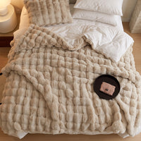 LUSHMIRELIA – Plush Blanket for Warm and Inviting Bedroom Decor