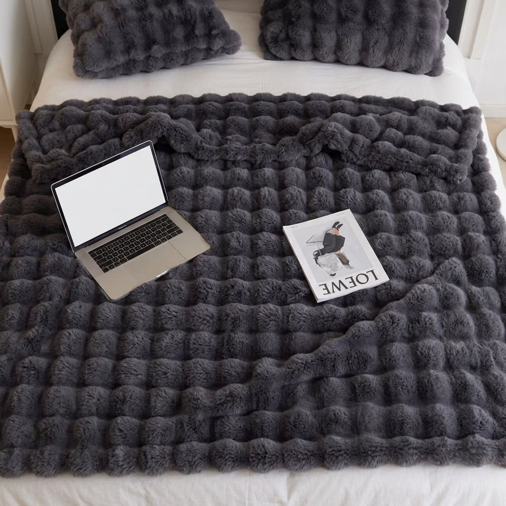 LUSHMIRELIA – Plush Blanket for Warm and Inviting Bedroom Decor