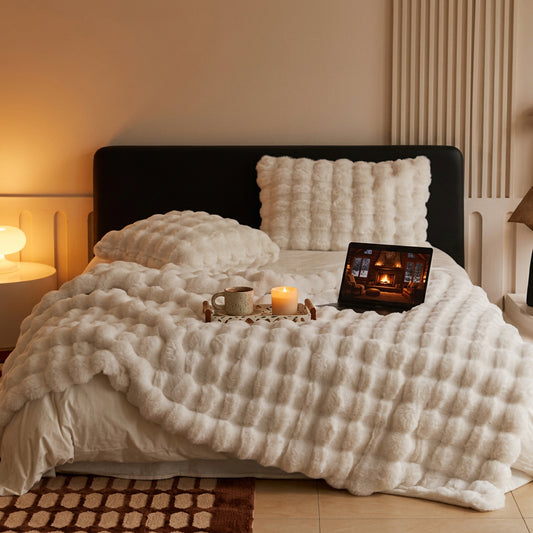 LUSHMIRELIA – Plush Blanket for Warm and Inviting Bedroom Decor