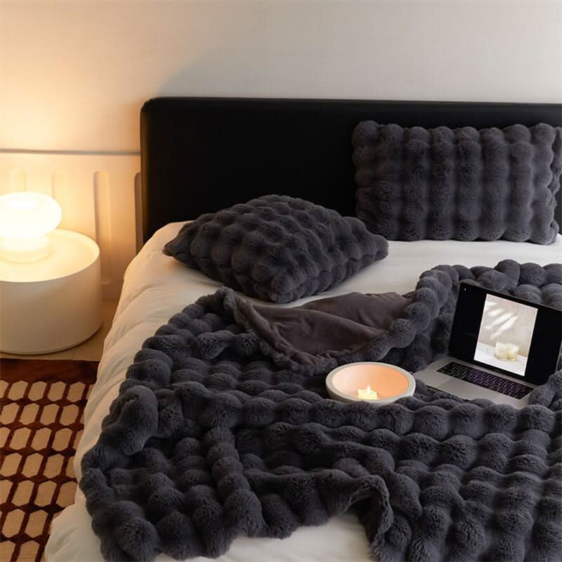 CURVORA – Skulpturelt plaid til hyggelige, moderne rum