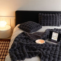 CURVORA – Skulpturelt plaid til hyggelige, moderne rum