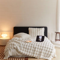 CURVORA – Skulpturelt plaid til hyggelige, moderne rum