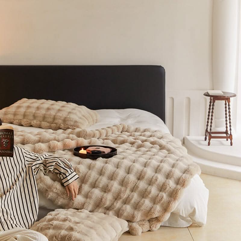 CURVORA – Skulpturelt plaid til hyggelige, moderne rum