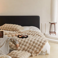 CURVORA – Skulpturelt plaid til hyggelige, moderne rum