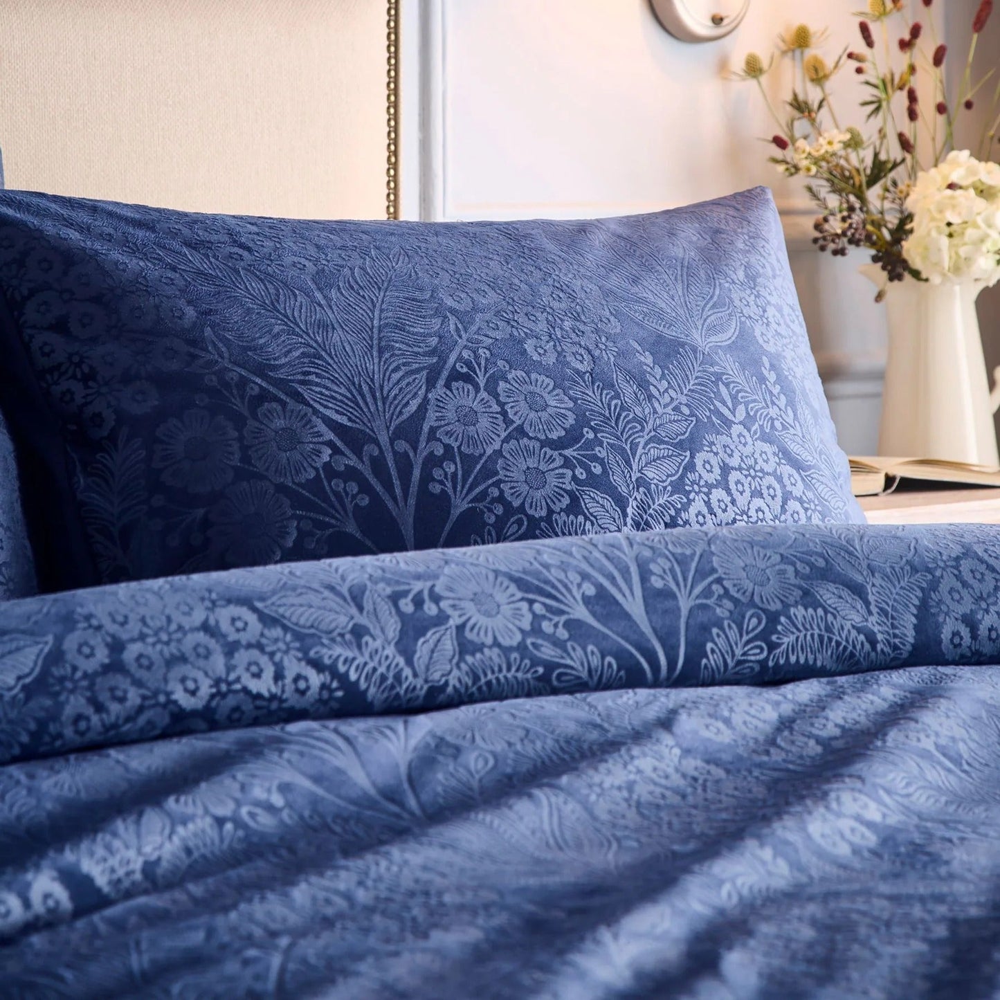 MIDNIGHTLUXE – Jacquard Bedding Set for Bold Bedroom Elegance