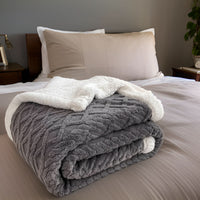 COZYVAREL – Reversible Blanket for Inviting Home Warmth