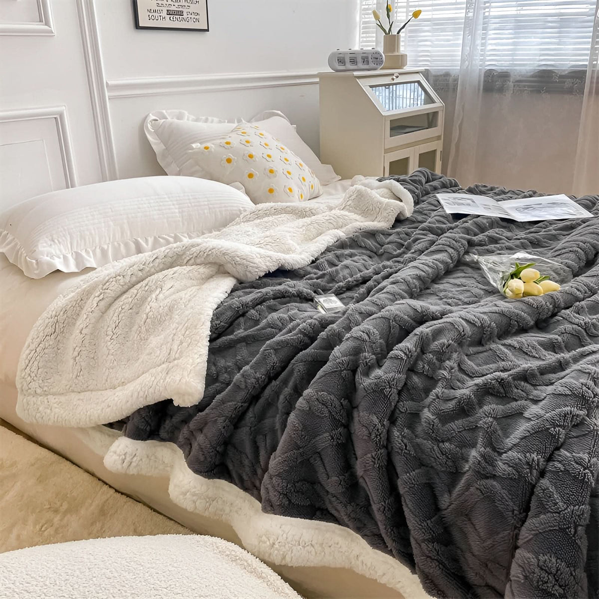 COZYVAREL – Reversible Blanket for Inviting Home Warmth