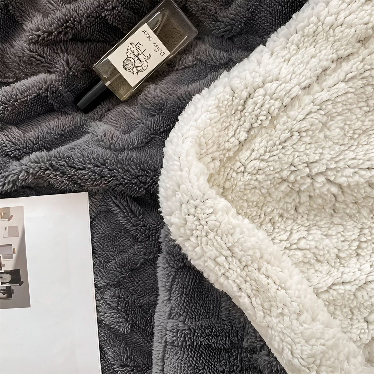 COZYVAREL – Reversible Blanket for Inviting Home Warmth